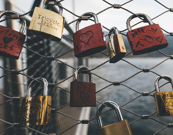 Photo montrant des cadenas accrochés sur une grille